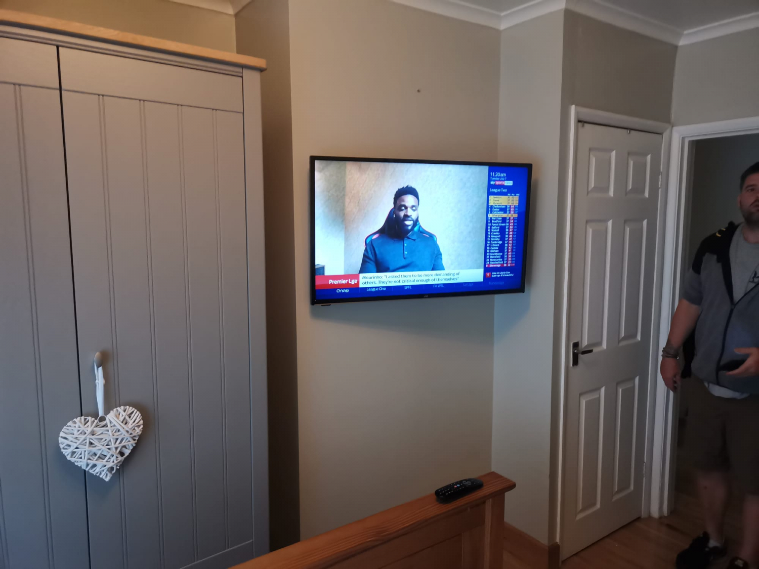 Peak View Aerials & CCTV Wall mounted TV, aerial & satellite